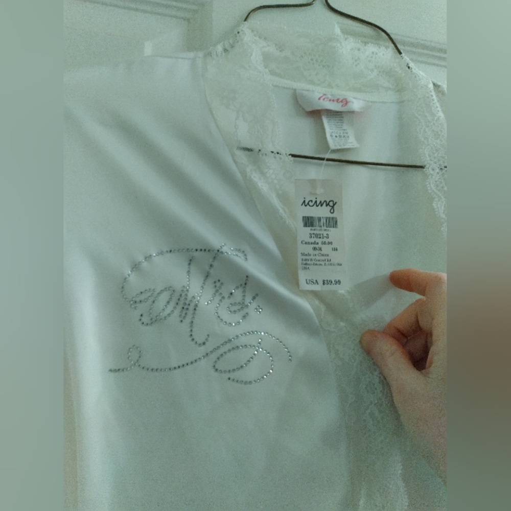 Mrs. BNWT robe
